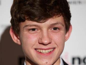 Tom Holland sarà il nuovo Spider-Man. Intanto fa prove di acrobazia /Video Tom Holland sarà il nuovo Spider-Man. Intanto fa prove di acrobazia /Video