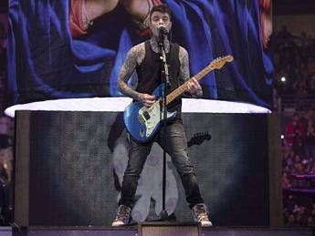 Musica Non C E Due Senza Trash Nel Video Di Fedez La Parodia Della Tv Senza trash il pomeriggio alle tre, ho occhi solo per te, adotto la santanchè non c'è due senza trash penso solo a poi c'è un transessuale di puerto rico ma tira di più un pelo della fico sarà per le luci della ribalta che brillano le luci sulla rifatta svelami il segreto dei capelli di pelù che poi mi sparo uno. musica non c e due senza trash nel