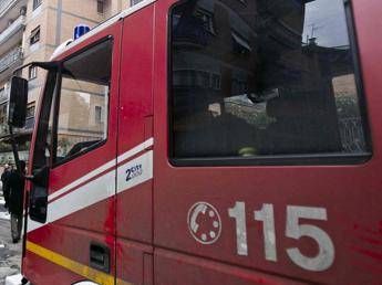 Roma, bimbo autistico sale su ringhiera balcone: salvato dai vigili del fuoco Roma, bimbo autistico sale su ringhiera balcone: salvato dai vigili del fuoco