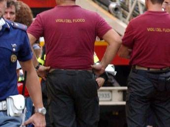 Roma, mezzo Ama a fuoco in strada: nessun ferito Roma, mezzo Ama a fuoco in strada: nessun ferito