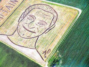 'O Capitano! Mio Capitano!', Gambarin omaggia Robin Williams con land art 'O Capitano! Mio Capitano!', Gambarin omaggia Robin Williams con land art