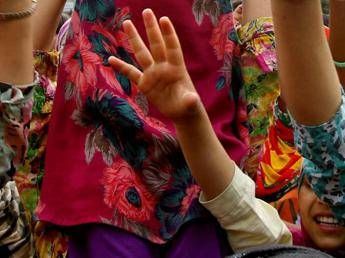 India, scappa con una donna sposata: le sorelle dell'uomo 'condannate' a essere violentate India, scappa con una donna sposata: le sorelle dell'uomo 'condannate' a essere violentate