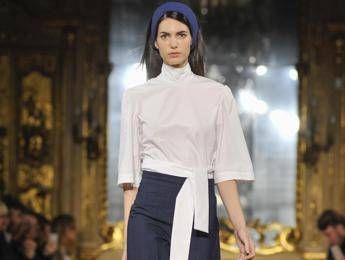 In seta, strass o visone, la fascia per capelli è il diktat della prossima stagione In seta, strass o visone, la fascia per capelli è il diktat della prossima stagione