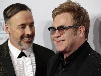 Scherzo a Elton John, la popstar al telefono con finto Putin: Sarò al Gay Pride a Mosca Scherzo a Elton John, la popstar al telefono con finto Putin: Sarò al Gay Pride a Mosca