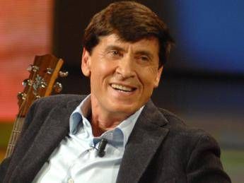 Gianni Morandi su Fb: sto pensando di ospitare dei rifugiati a casa mia Gianni Morandi su Fb: sto pensando di ospitare dei rifugiati a casa mia