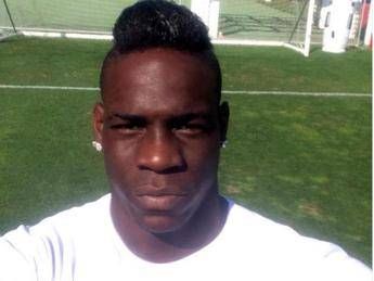 Mario Balotelli si congratula con Totti: Semplicemente fantastico Mario Balotelli si congratula con Totti: Semplicemente fantastico