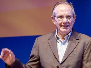 Legge Stabilità, Padoan: Testo definitivo a Mattarella in queste ore Legge Stabilità, Padoan: Testo definitivo a Mattarella in queste ore