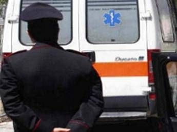 Torino, tenta di accoltellare un'amica poi muore cadendo dal balcone Torino, tenta di accoltellare un'amica poi muore cadendo dal balcone