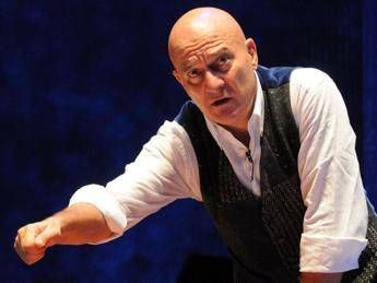 Claudio Bisio: al teatro Argentina in 'Father and son' di Michele Serra Claudio Bisio: al teatro Argentina in 'Father and son' di Michele Serra