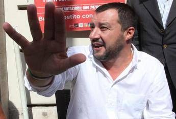 Attacco Parigi, social contro Salvini: 'Sciacallo'. E lui: Buonisti=complici Attacco Parigi, social contro Salvini: 'Sciacallo'. E lui: Buonisti=complici