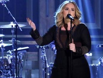 Adele da record negli Usa: oltre 3 milioni di copie vendute in sette giorni con '25' Adele da record negli Usa: oltre 3 milioni di copie vendute in sette giorni con '25'