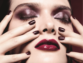 Vinaccia, rosso scuro e nero: il rossetto per l'autunno mostra la sua 'dark side' Vinaccia, rosso scuro e nero: il rossetto per l'autunno mostra la sua 'dark side'
