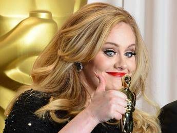 Troppo ubriaca per twittare? Team di Adele le 'confisca' i profili social Troppo ubriaca per twittare? Team di Adele le 'confisca' i profili social