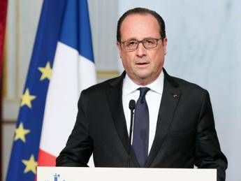 Dopo gli attentati di Parigi risale nei sondaggi la popolarità di Hollande Dopo gli attentati di Parigi risale nei sondaggi la popolarità di Hollande
