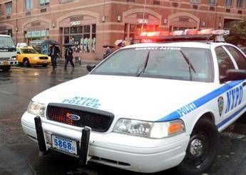 Choc a New York, gang di minorenni stupra 18enne davanti al padre Choc a New York, gang di minorenni stupra 18enne davanti al padre