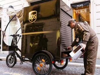 Mobilità sostenibile, un ecotriciclo per le consegne nel centro di Roma Mobilità sostenibile, un ecotriciclo per le consegne nel centro di Roma