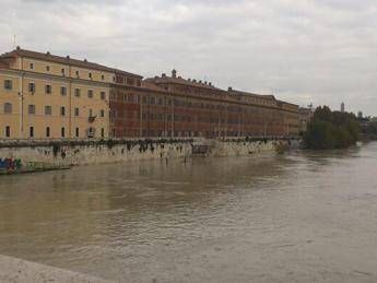 Roma, ubriaco cade nel Tevere: salvato Roma, ubriaco cade nel Tevere: salvato