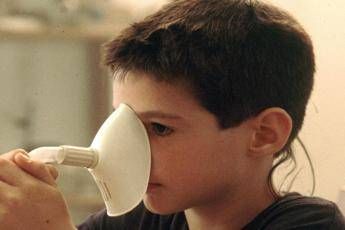 Aerosol ai bambini contro tosse e raffreddore? Non serve Aerosol ai bambini contro tosse e raffreddore? Non serve