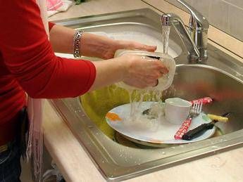 Cucina pulita amica della linea, lavare i piatti aiuta a tagliare le calorie Cucina pulita amica della linea, lavare i piatti aiuta a tagliare le calorie
