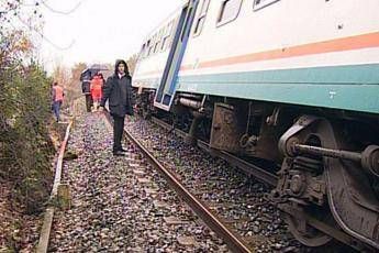 Maltempo, un morto in Calabria. Treno deraglia su linea Biella-Novara /Video Maltempo, un morto in Calabria. Treno deraglia su linea Biella-Novara /Video