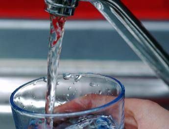 Bere acqua fa dimagrire: brucia calorie e attiva i muscoli Bere acqua fa dimagrire: brucia calorie e attiva i muscoli