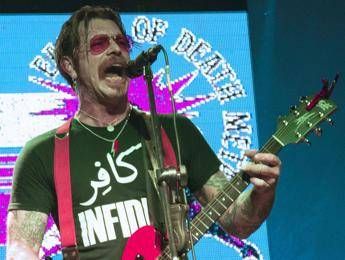 Frontman degli Eagles of Death Metal chiede scusa al Bataclan: Accuse infondate Frontman degli Eagles of Death Metal chiede scusa al Bataclan: Accuse infondate