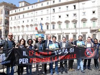Referendum trivelle, i sindaci dei Comuni Virtuosi alla staffetta per il 'sì' Referendum trivelle, i sindaci dei Comuni Virtuosi alla staffetta per il 'sì'