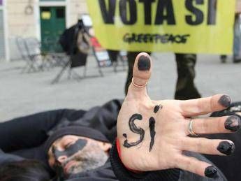 Flash mob di Greenpeace in 22 città d'Italia, 'oil men' contro le trivelle Flash mob di Greenpeace in 22 città d'Italia, 'oil men' contro le trivelle