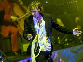 Gianna Nannini cade durante le prove, al concerto di Montecatini canta seduta Gianna Nannini cade durante le prove, al concerto di Montecatini canta seduta