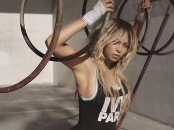 Beyoncé con ago e filo lancia Ivy Park, prima linea abbigliamento /Video Beyoncé con ago e filo lancia Ivy Park, prima linea abbigliamento /Video