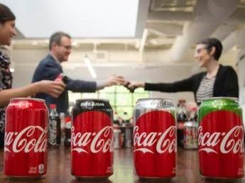 Rivoluzione Coca-Cola, cambiano i colori di bottigliette e lattine Rivoluzione Coca-Cola, cambiano i colori di bottigliette e lattine