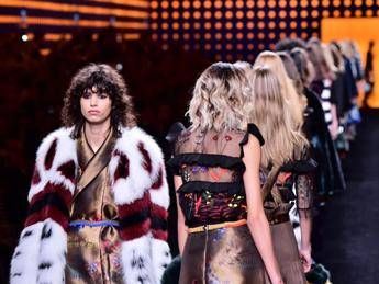 Fendi festeggia i 90 anni e sfila a Roma con la sua 'haute fourrure' Fendi festeggia i 90 anni e sfila a Roma con la sua 'haute fourrure'