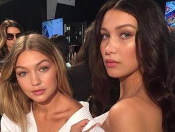 Sfilo solo con mia sorella, quando le modelle hanno la sorellina al seguito Sfilo solo con mia sorella, quando le modelle hanno la sorellina al seguito
