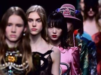 Svolta Gucci, dal 2017 uomo e donna sfileranno insieme Svolta Gucci, dal 2017 uomo e donna sfileranno insieme