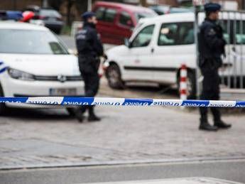 Belgio, aggredisce due persone con coltello: polizia gli spara Belgio, aggredisce due persone con coltello: polizia gli spara