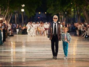 Karl Lagerfeld in pensione? Lo stilista: I miei contratti con Chanel e Fendi sono a vita Karl Lagerfeld in pensione? Lo stilista: I miei contratti con Chanel e Fendi sono a vita