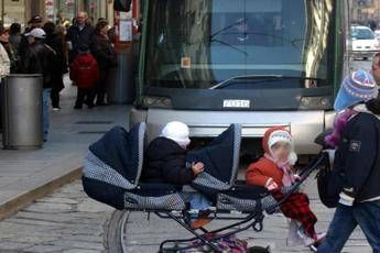 Col passeggino sui mezzi pubblici: un'odissea. I genitori: Fare le rampe e adeguare le fermate Col passeggino sui mezzi pubblici: un'odissea. I genitori: Fare le rampe e adeguare le fermate