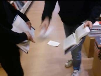 Salvini a Bologna, scontri collettivi-polizia. Strappate copie di 'Secondo Matteo' /Video Salvini a Bologna, scontri collettivi-polizia. Strappate copie di 'Secondo Matteo' /Video