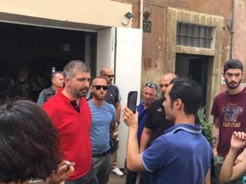 Roma, senza reddito e con figlio disabile ma il Comune li vuole sgomberare Roma, senza reddito e con figlio disabile ma il Comune li vuole sgomberare