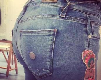Arriva il jeans che 'sfila' e valorizza il lato B /Foto Arriva il jeans che 'sfila' e valorizza il lato B /Foto