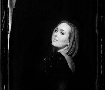 E' la fine di un'era, Adele dedica il suo concerto a Brad e Angelina E' la fine di un'era, Adele dedica il suo concerto a Brad e Angelina