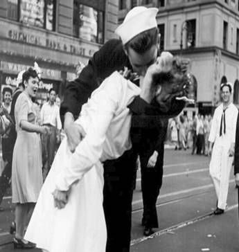 Addio all'infermiera del bacio di Times Square, foto-icona della fine della guerra Addio all'infermiera del bacio di Times Square, foto-icona della fine della guerra
