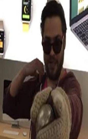 Apple store gli nega il rimborso, lui distrugge gli iPhone esposti /Video Apple store gli nega il rimborso, lui distrugge gli iPhone esposti /Video