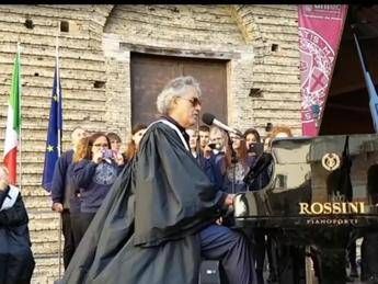 Andrea Bocelli canta l'Ave Maria di Schubert per i terremotati /Video Andrea Bocelli canta l'Ave Maria di Schubert per i terremotati /Video