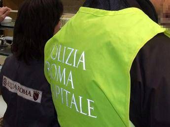 Roma, tensione in centro accoglienza: incendiati materassi, un ferito Roma, tensione in centro accoglienza: incendiati materassi, un ferito