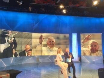 Papa fa gli auguri di Natale in diretta a 'Unomattina' Papa fa gli auguri di Natale in diretta a 'Unomattina'