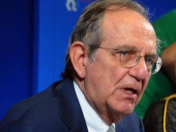 Manovra, Padoan: Risorse limitate Manovra, Padoan: Risorse limitate