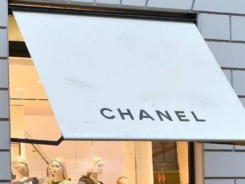 Boomerang in vendita come 'accessorio' estivo, bufera su Chanel Boomerang in vendita come 'accessorio' estivo, bufera su Chanel