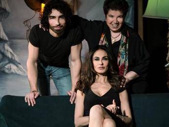 Maria Grazia Cucinotta in video per omaggio a Giuni Russo Maria Grazia Cucinotta in video per omaggio a Giuni Russo