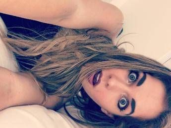 La ricattano per delle foto nuda, la sua reazione è geniale La ricattano per delle foto nuda, la sua reazione è geniale